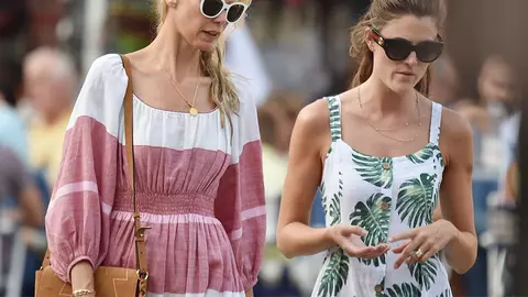 Claudia Schiffer, superbă într-o rochie simplă din in