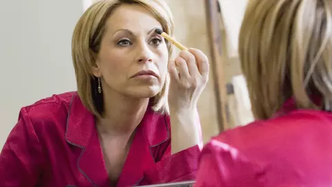 Cum ar trebui să te machiezi după 50 de ani? Trucurile pe care să le aplici pentru un look demn de invidiat!