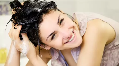 De ce să te speli pe cap cu apă minerală? Un truc ieftin care face minuni pentru părul tău