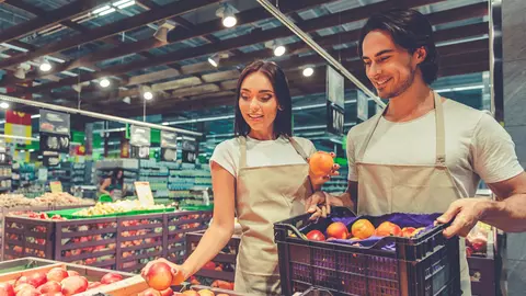Cât câștigă un lucrător comercial în România?