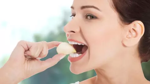 Cea mai sănătoasă metodă de a consuma usturoiul