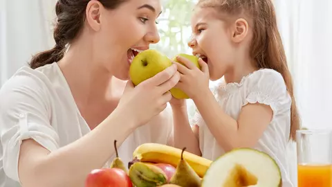Fructele pe care ar trebui să le consumăm cu tot cu coajă. Ce efecte au asupra organismului?
