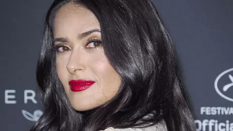 La 51 de ani, Salma Hayek arată fabulos în costum de baie. Uite care este secretul ei