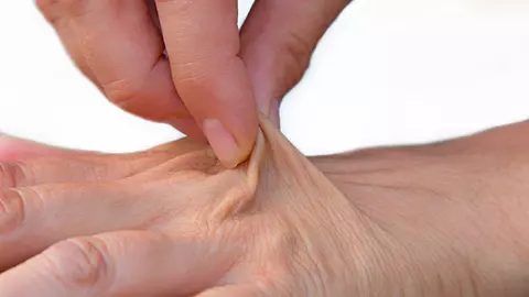 Simptome care arată că nu bei suficientă apă