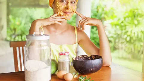 Prepară-ți singură exfoliantul perfect: 3 rețete pentru fiecare tip de piele, cu ingrediente din casă