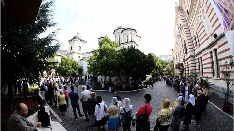 Locul unde se întâmplă minuni. Este pe o străduță din București...