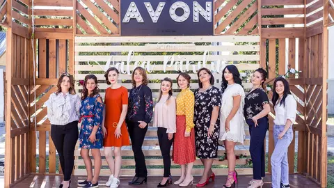 (P) Avon pune satul Valea Părului din Buzău pe harta frumuseții. Peste 400 de femei din sat au fost răsfățate cu coafuri gratuite, ședințe foto profesioniste și cadouri