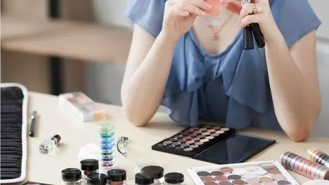 Produsele cosmetice și de îngrijire care pot duce la infertilitate și la cancer de sân. Ce ingrediente conțin?