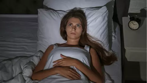 Ai probleme cu somnul? Această tehnică te ajută să adormi în doar 2 minute!
