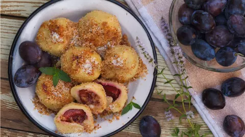 Găluștele cu prune sunt cel mai iubit desert al toamnei. Uite cum să le prepari dacă vrei să aibă cât mai puține calorii