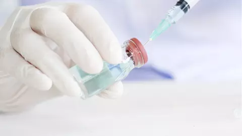 Mai multe pliante anti-vaccinare care poartă siglele Ministerului Sănătății și UNICEF au fost distribuite în București. Care este reacția autorităților?