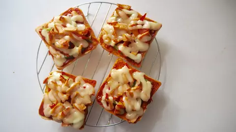 Pizza din felii de pâine. Simplu, rapid, delicios!