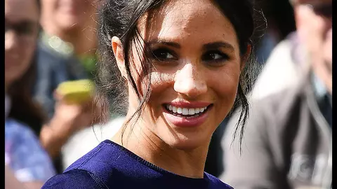 Meghan Markle, alegere vestimentară neinspirată. Fusta transparentă i-a lăsat lenjeria la vedere