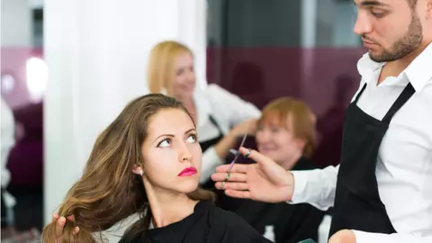 O femeie a descoperit că are cancer la sân după o vizită la coafor. Semnul care a trimis-o de urgență la medic