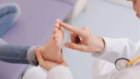 Aspectul picioarelor poate ascunde multiple probleme de sănătate. Acestea sunt semnele pe care nu ar trebui să le ignori