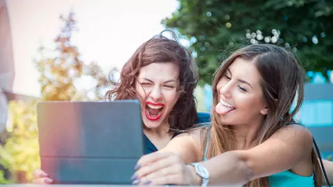 Presiunea de a fi mereu fericiţi pe reţelele sociale ne face nefericiţi, arată un studiu