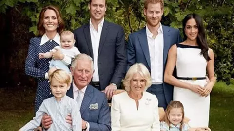 Ce se ascunde în spatele portretului de familie realizat de ziua prințului Charles? Un expert în limbajul trupului a dat verdictul: "Meghan Markle a încălcat..."