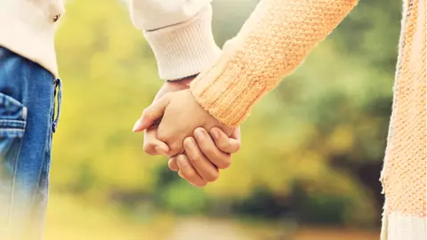 Felul în care te ține de mână spune multe despre relația voastră. Acestea sunt detaliile la care ar trebui să fii atentă