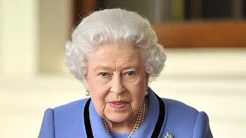 Regina Marii Britanii o invită pe mama lui Meghan Markle să petreacă Crăciunul alături de familia regală – Un gest pe care nu l-a făcut niciodată pentru familia lui Kate Middleton