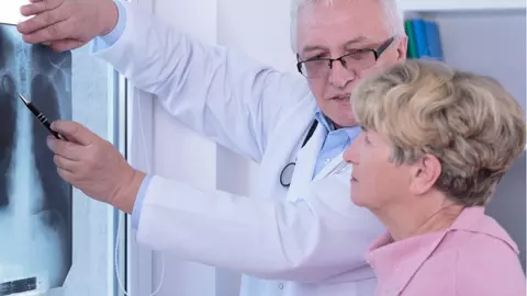Boala care atacă pe rând toate organele și afectează aproximativ un milion de români. Care sunt primele simptome?