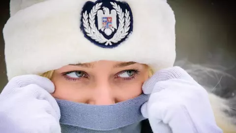 Este frumoasă de pică, dar a ales să dirijeze circulația. Cum arată polițista cu cei mai frumoși ochi?