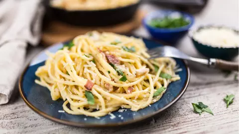Greșeala pe care o faci de fiecare dată când gătești paste carbonara. Uite de ce nu îți ies ca la restaurant