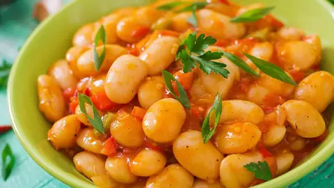 Prima apă în care fierb fasolea sau carnea se aruncă sau nu? Ce ne recomandă bloggerul culinar Laura Laurențiu