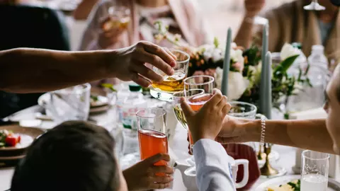 6 lucruri pe care trebuie să le faci atunci când mergi la o reuniune cu oameni cu care nu te-ai mai văzut de ani de zile