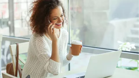 Telefonul mobil, unul dintre motivele pentru care îţi apar coşuri