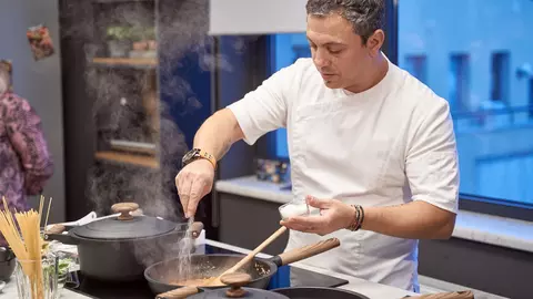 (P) Chef Sorin Bontea semnează Taste of Home, noua linie de gătit Cooking by HEINNER