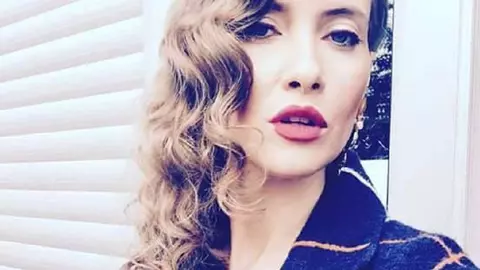 Cum arăta Iulia Albu în copilărie? Vedeta a avut mereu o pasiune pentru modă: "Ca trendsetter, de mică îmi puneam beteala în cap"