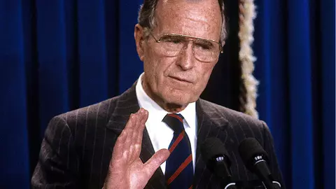 O imagine care îți va atinge sufletul! Câinele fostului președinte american George H.W. Bush nu s-a dezlipit de lângă sicriul stăpânului său
