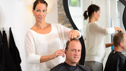 A mers să se tundă, iar sfatul hairstylistului i-a salvat viața. La scurt timp, bărbatul s-a întors să îi mulțumească