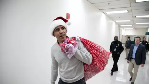 Video-ul săptămânii: Barack Obama, în rol de Moș Crăciun pentru copiii bolnavi