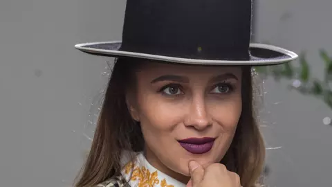 Ce s-a întâmplat cu Lora? Cândva orice apariție a sa era una sexy, acum e una...”masculină”