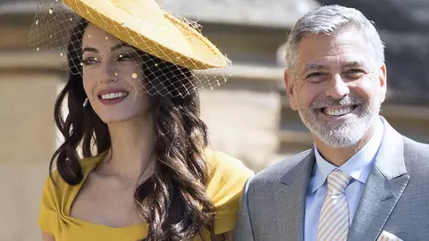 Primele imagini cu gemenii soților Clooney. Este prima oara când cei doi permit ca fețele micuților să fie fotografiate
