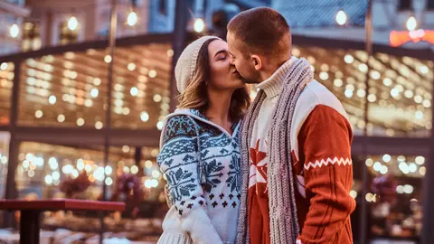 Zodiile care se vor îndrăgosti nebunește în luna decembrie. Acești nativi nu își vor mai petrece sărbătorile singuri