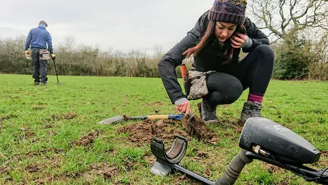 Cât de inventiv! Un bărbat i-a ascuns iubitei inelul de logodnă în pământ apoi i-a cumparat un detector de metale
