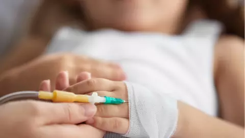 Medicii au uitat un tifon în corpul unei fetițe, după ce au operat-o de apendicită