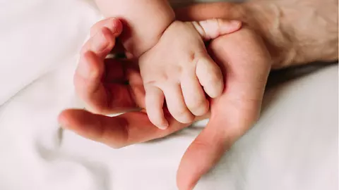 Acest tată a cucerit Internetul! Își alăptează fiica la sân