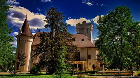 Castelul Karolyi, locul din România care atrage anual peste 50.000 de turiști. De ce vor oamenii să ajungă aici?