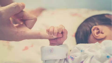 O mamă a fost dată în judecată de conducerea unui spital după ce a postat un mesaj pe Facebook