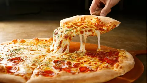 De ce e mai avantajos să comanzi o pizza mare decât două pizza medii