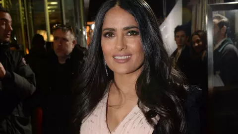 Bătrânețea nu o sperie pe Salma Hayek. Actrița se mândrește cu primele fire de păr alb