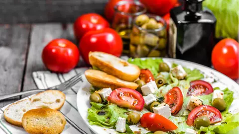 Dieta mediteraneană, regimul care te ajută să slăbești rapid și ai o inimă sănătoasă. Ce alimente ai voie să consumi?