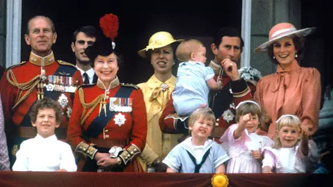 Motivul conflictului dintre Prințesa Diana și Prințesa Anne, sora Prințului Charles. Diana refuza să meargă la evenimentele la care participa cumnata ei