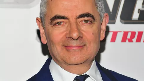 Rowan Atkinson așa cum nu l-ai mai văzut niciodată. Cum arată cel care i-a dat viață lui Mr. Bean în noul proiect?