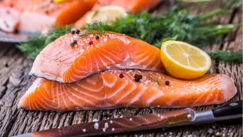 Somon contaminat cu Listeria retras din lanţul de supermarketuri Auchan