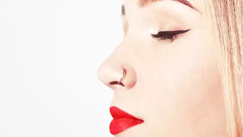 O tânără a rămas paralizată după ce şi-a făcut un piercing în nas