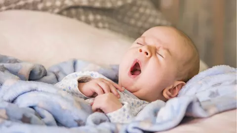 Dacă bebelușul tău nu doarme liniștit, înseamnă că faci aceste greșeli
